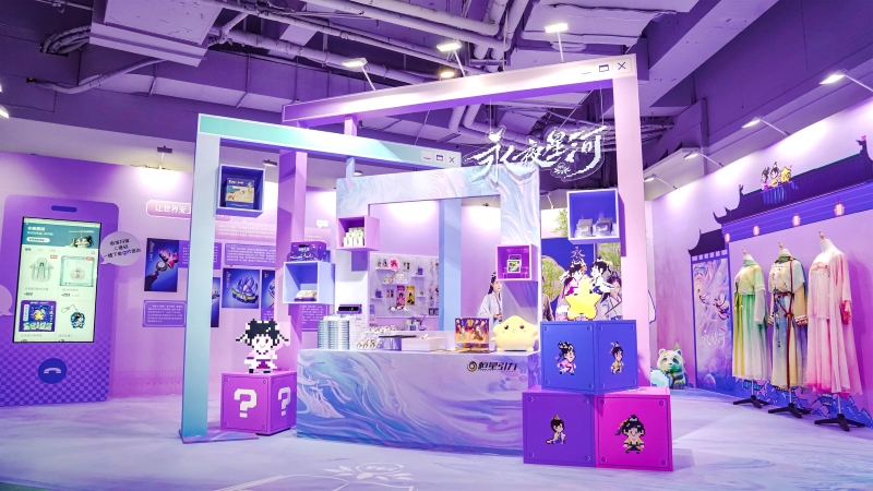 《永夜星河》与小红书谷子展合作，在上海静安大悦城举办快闪展览