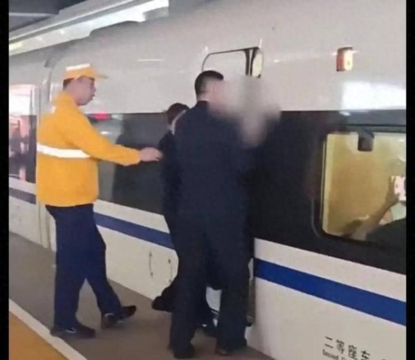 垒富配资 铁路上海站回应“虹桥站有旅客扒车门”